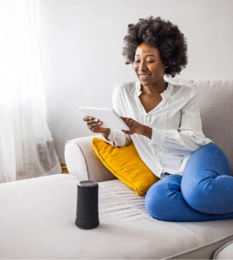 Ambiente residencial com assistente de voz e controle pelo tablet